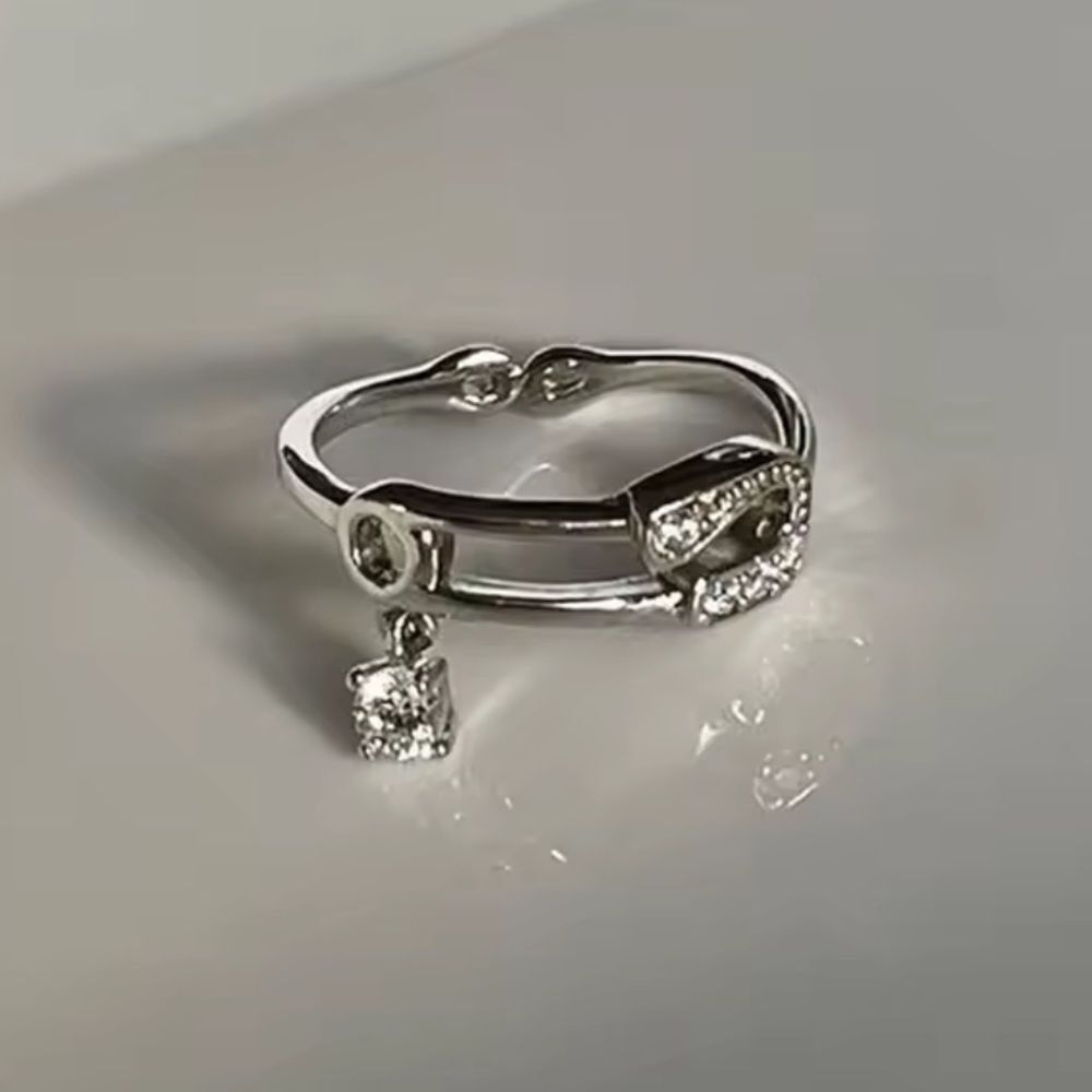 The dangle pin ring in 925 silver